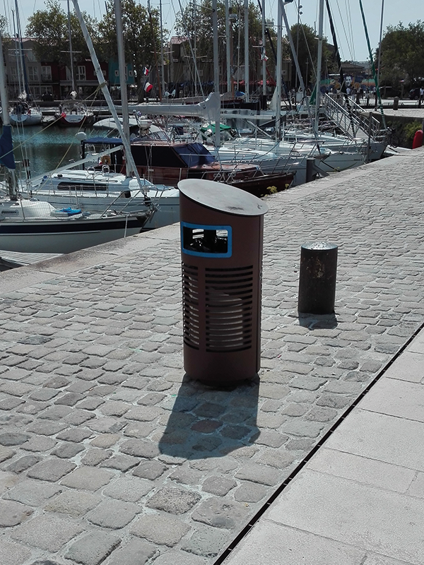 Contemporary litter bin with sloping lid - 20 0735 S1000F10 - La Rochelle
