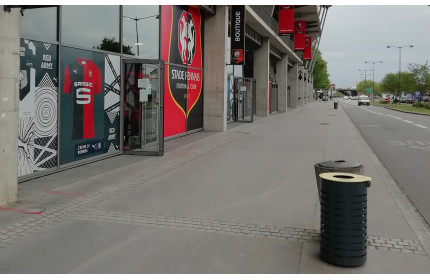 Zeitgenössische und Easy Abfallbehälter in der Nähe des Stadium von Rennes (Frankreich)