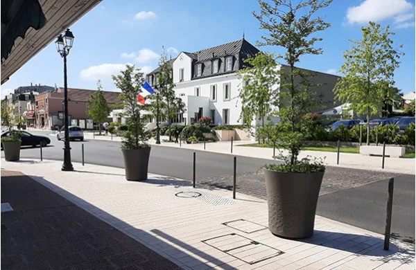 Montgeron (France) has opted for Pebble vases Montgeron (France) has opted for Pebble vases